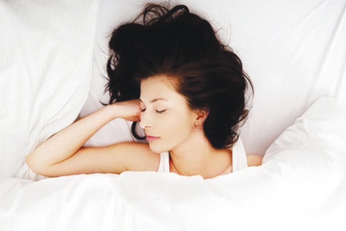 Bạn nên tập thói quen ngủ không kê gối để đảm bảo sức khỏe.