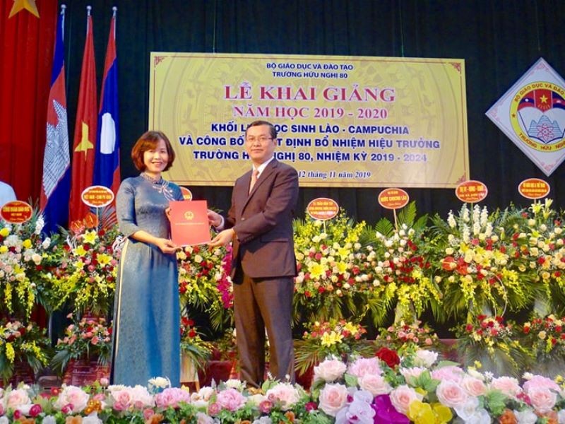 Thứ trưởng Bộ GD&ĐT Nguyễn Văn Phúc trao quyết định bổ nhiệm Hiệu trưởng nhiệm kỳ 2019 - 2024 cho nhà giáo Chu Kim Phượng.