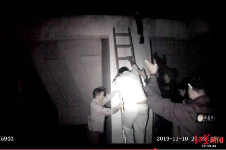 Cảnh sát thuyết phục Wang từ bỏ ý định tự tử và đưa anh này rời sân thượng tầng 33. Ảnh: Sohu.
