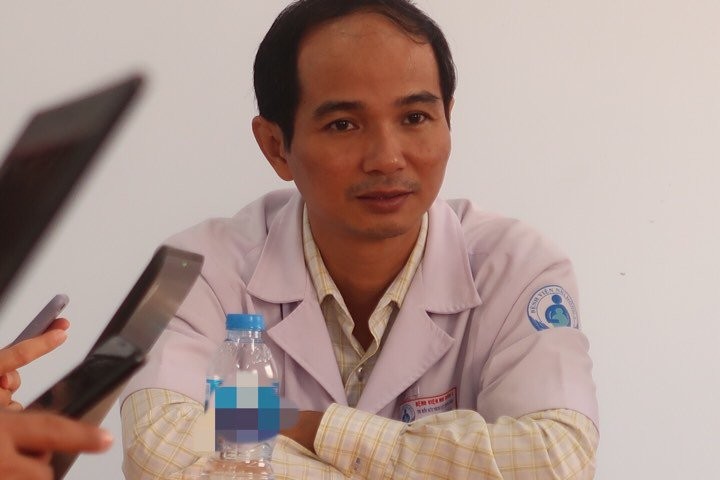 Bác sĩ Quang tại buổi họp báo sáng 12/11.
