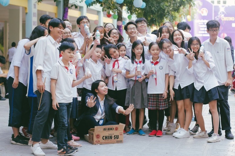 Học sinh trường tiểu học Đông Thái phấn khởi với sản phẩm tái chế của mình.