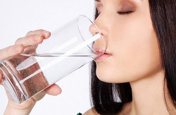 Uống nhiều nước để giữ ổn định vấn đề tiểu tiện.