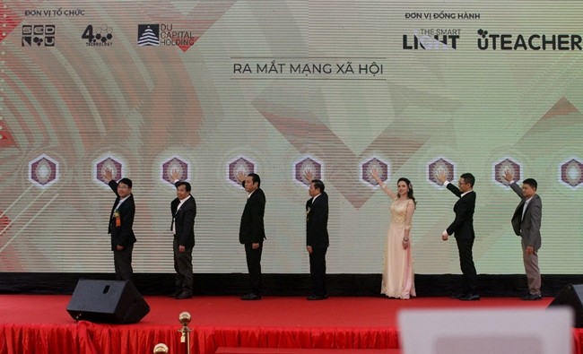 Các đại biểu lãnh đạo cùng nhấn nút chính thức ra mắt MXH (dayhoc.net.vn). 