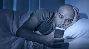 Theo khoa học, các tia bức xạ từ màn hình smartphone sẽ làm tăng hormone noradrenaline và dopamine, khiến bạn rất khó ngủ.