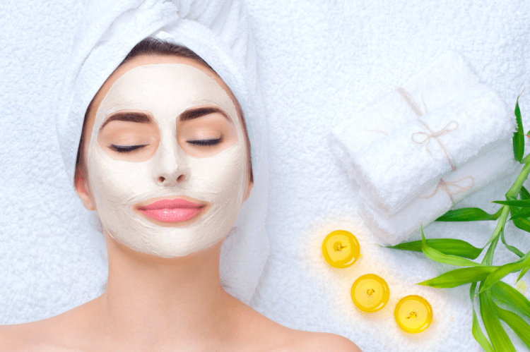 Đắp mặt nạ là bước chăm sóc da không thể thiếu của phái đẹp giúp cung cấp độ ẩm và dưỡng chất cho da, làm trắng và ngăn ngừa nếp nhăn.