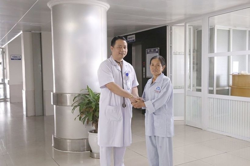 Niềm vui của bệnh nhân Nguyễn Thị H trước ngày ra viện.