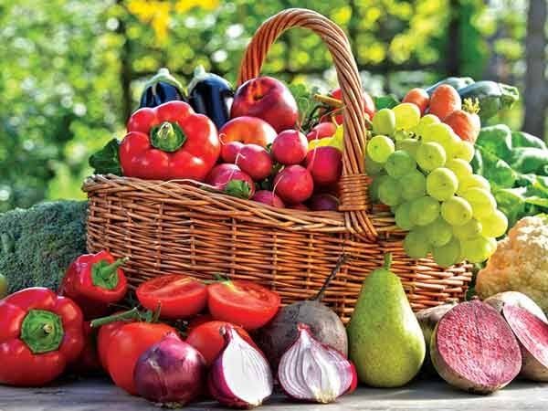Trái cây có múi, lựu,ổi, táo.... là loại rau quả nên ăn nhiều vào mùa đông (Ảnh: Boldsky).