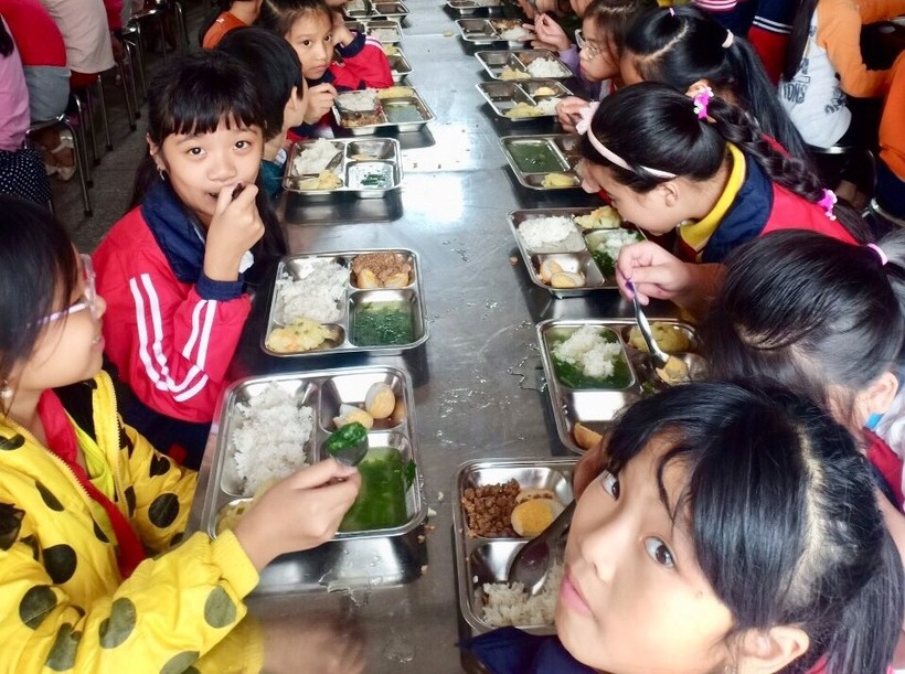 Học sinh trường Tiểu học Giang Biên (Long Biên – Hà Nội) vui vẻ với bữa cơm bán trú.