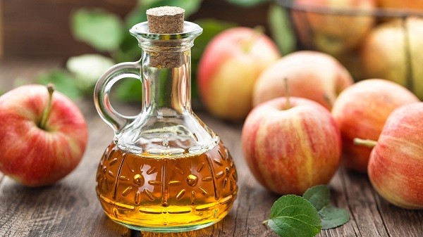 Theo nghiên cứu, acid citric có trong giấm táo giúp làm tan sỏi thận thành các hạt nhỏ và cơ thể sẽ loại bỏ chúng khỏi niệu đạo, loại bỏ sỏi thận hiệu quả.