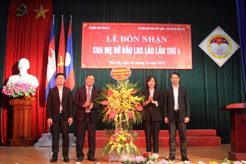 Chi Hội hữu Nghị Việt Nam - Lào thị xã Sơn Tây tặng hoa nhà trường và các LHS Lào.