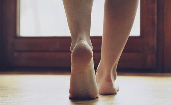 Y học Trung Quốc cho rằng, trong những trường hợp bình thường, màu sắc của lòng bàn chân sẽ hơi đỏ.
