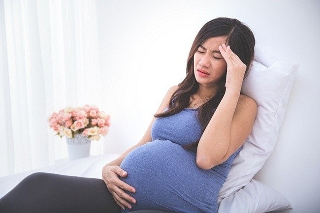 Theo sự phát triển của thai nhi, các cơ quan bên trong người mẹ sẽ bị chèn ép dẫn đến những triệu chứng như tức ngực, hô hấp khó khăn. 