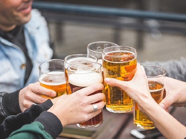 Uống rượu bia có thể làm tăng nguy cơ loãng xương (Ảnh minh họa)