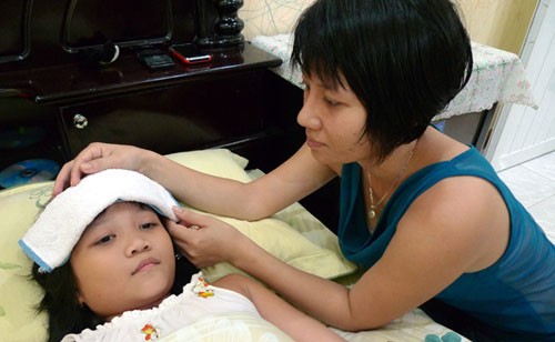 Để trẻ nghỉ ngơi trong phòng thoáng mát, có thể áp dụng chườm khăn ấm giúp trẻ hạ sốt.