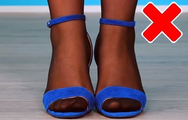 Đừng đi tất bít ngón khi đi sandals 