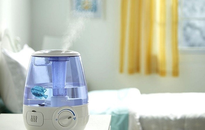 Nếu có điều kiện hãy tăng cường thêm máy phun sương trong nhà làm tăng hiệu quả bảo vệ da mùa lạnh.