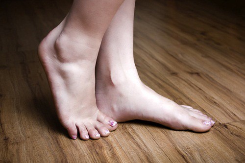 Phù chân cũng là dấu hiệu của nhiều bệnh khác nhau, trong đó có gan nhiễm mỡ.