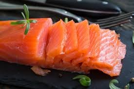 Cá giàu axit béo omega - 3 trong cá rất tốt cho cơ thể. Ngoài ra, loại thực phẩm này còn chứa hàm lượng vitamin D cao. Những chất này đều rất tốt cho sự phát triển của vòng 1 mà không khiến bạn bị tăng cân.