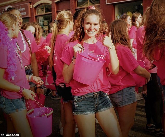 Ariana Rae Delfs, 17 tuổi, một nữ sinh thích tham gia các hoạt động cổ động hoạt náo và có thành tích học tập tốt.