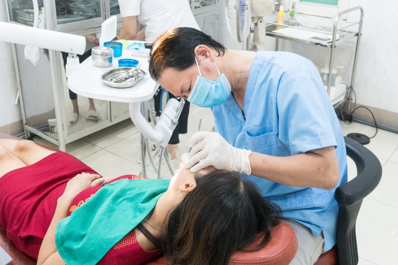 BSCK2 Nguyễn Huy Kỳ khám, tư vấn chăm sóc răng miệng cho bệnh nhân. (Ảnh: NVCC)