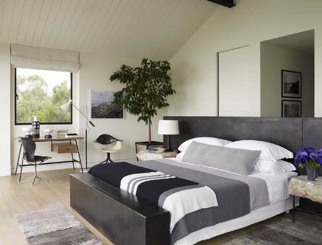 Khi bổ sung gam màu xám, căn phòng ngủ đen trắng sẽ có cảm giác ấm cúng hơn.