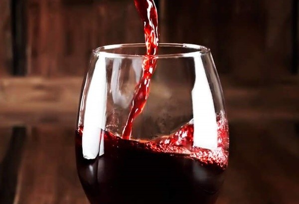 Rượu vang đỏ nếu uống quá nhiều sẽ hại sức khỏe. (Ảnh minh họa).