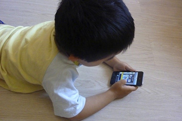 Trẻ thường xuyên dùng điện thoại di động cũng có khả năng bị u thần kinh thính giác, có thể gây điếc.