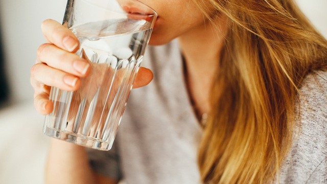 Uống quá ít nước có thể dẫn tới mắc các bệnh như sỏi thận, viêm thận.