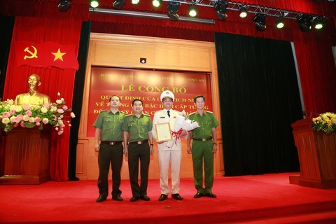 Thiếu tướng Lê Hồng Nam – Giám đốc Công an TP.HCM nhận hoa chúc mừng của Đảng uỷ - Ban giám đốc CATP tại buổi Lễ.