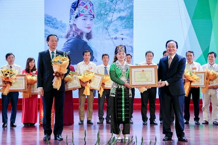 Bộ trưởng Phùng Xuân Nhạ và Thứ trưởng Phạm Ngọc Thưởng trao Bằng khen cho các cá nhân và tập thể điển hình.