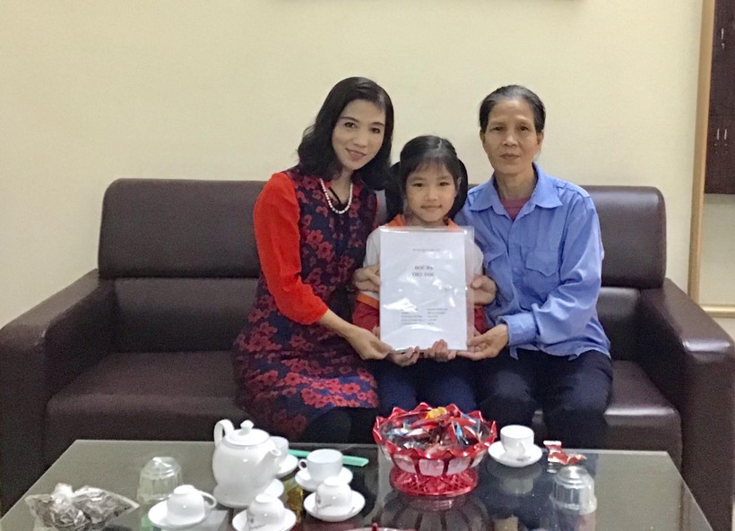 Bà nội Nguyễn Thị Lộc và cháu Minh Anh nhận học bạ và hồ sơ chuyển trường từ cô Hiệu trưởng Hứa Thu Huyền