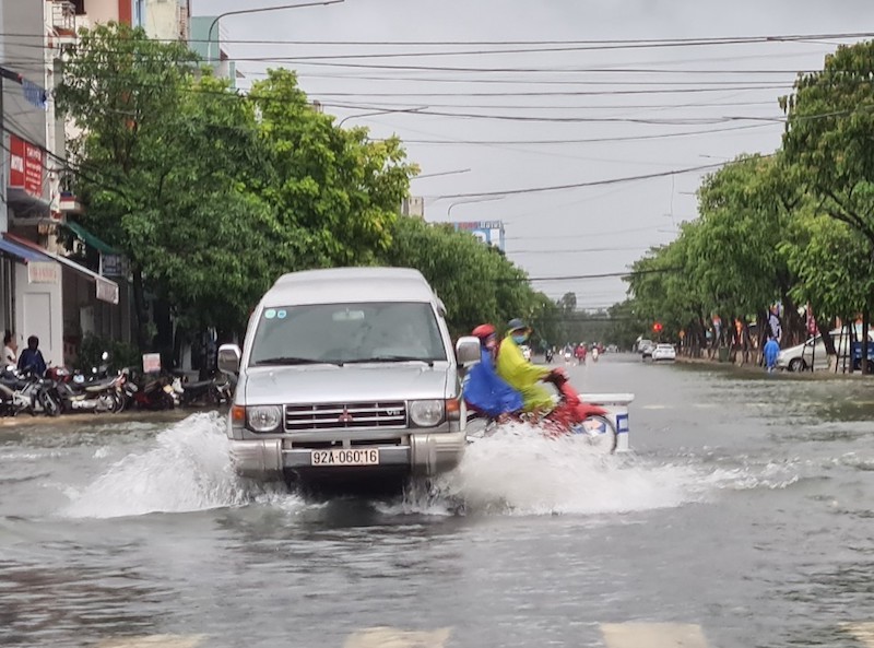 Ngã tư đường Trưng Nữ Vương giao Nguyễn Chí Thanh, TP Tam Kỳ, Quảng Nam bị ngập nước. (Ảnh: plo.vn).