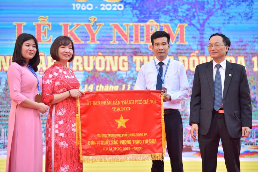 NGƯT.TS Phạm Văn Đại, PGĐ Sở GD&ĐT Hà Nội (ngoài cùng bên phải) trao Cờ thi đua đơn vị xuất sắc cho nhà trường.