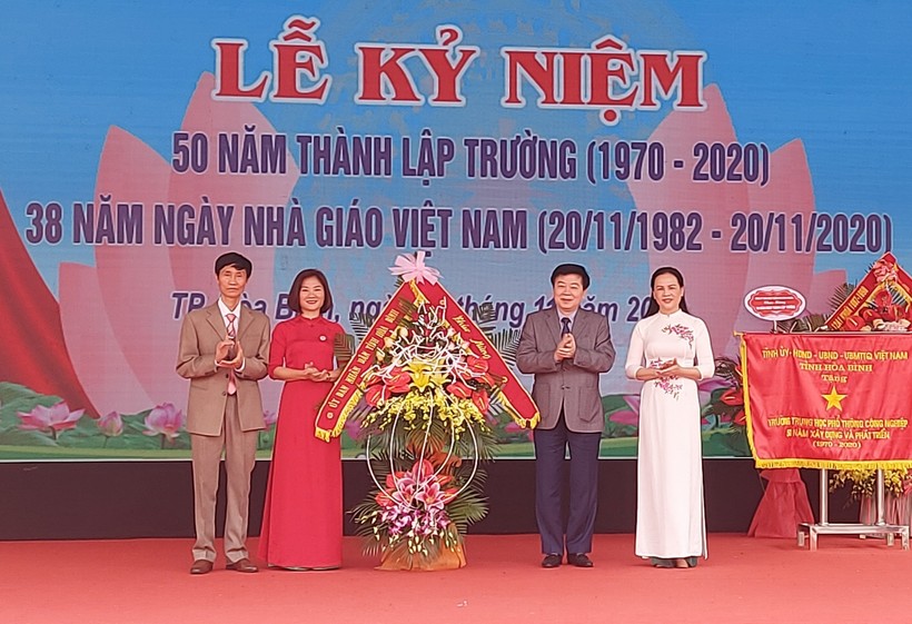 Ông Nguyễn Văn Chương - Chủ tịch UBND tỉnh Hòa Bình trao cờ lưu niệm của Tỉnh ủy - HĐND - UBND cho nhà trường nhân ngày Kỷ niệm 50 năm thành lập.