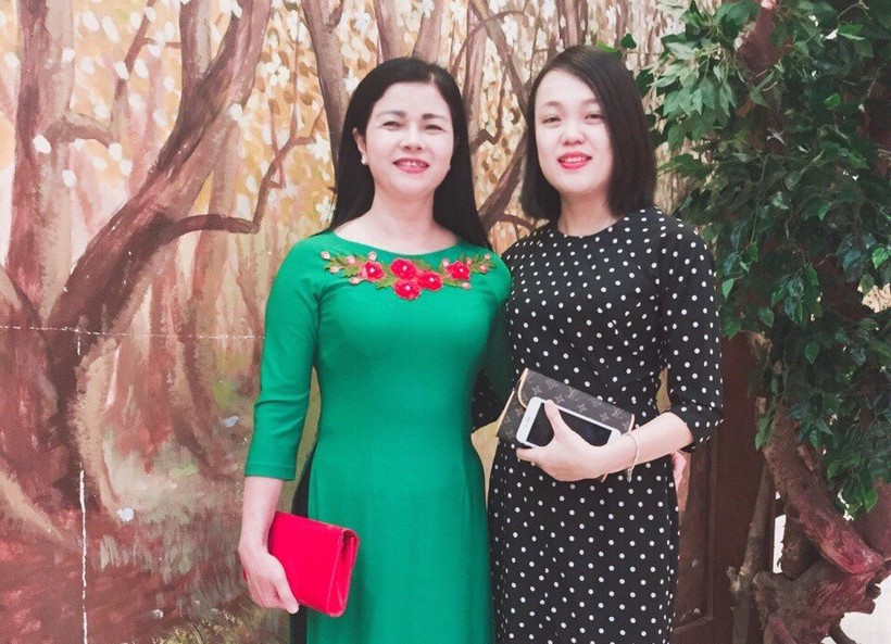 Sau 20 năm ra trường, tác giả Phan Thị Thu Trang vẫn dành tình cảm đặc biệt với cô Hiền (áo xanh) và coi cô như một người thân trong gia đình. (Ảnh: NVCC)