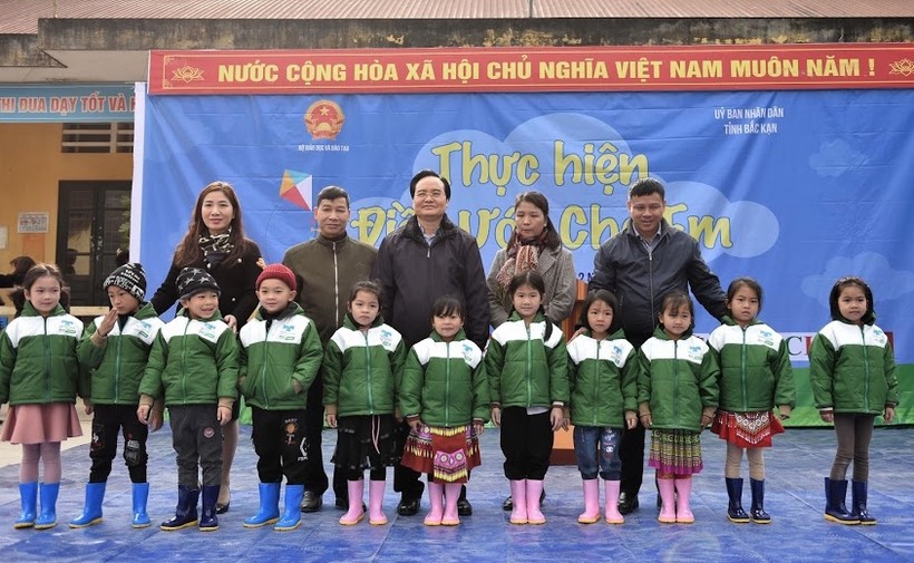 Bộ trưởng Phùng Xuân Nhạ đến thăm và tặng quà tại Trường Phổ thông dân tộc bán trú tiểu học & THCS Nhạn Môn (Pác Nậm) - khởi động Chương trình “Điều ước cho em” .