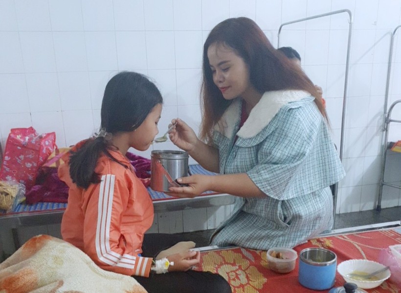 Cô Lê Thị Thu Trang chăm học trò nhập viện do ốm không đi bệnh viện mà mời thầy cúng. (Ảnh: NVCC)