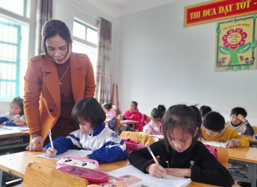 Cô và trò lớp 1B Trường Tiểu học Nguyễn Xuân Thiều - Đức Thọ - Hà Tĩnh. (Ảnh minh hoạ.)