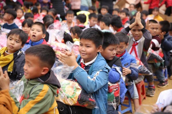 HS Trường Tiểu học Nật Sơn, xã Hùng Sơn, Huyện Kim Bôi, tình Hoà Bình vui với quà tết sớm.