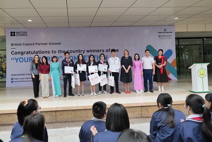 Hội đồng Anh tại Việt Nam trao giải cuộc thi làm phim Thế giới của bạn – Your World cho HS Trường THCS Thanh Xuân. (Ảnh: Hội đồng Anh CC)
