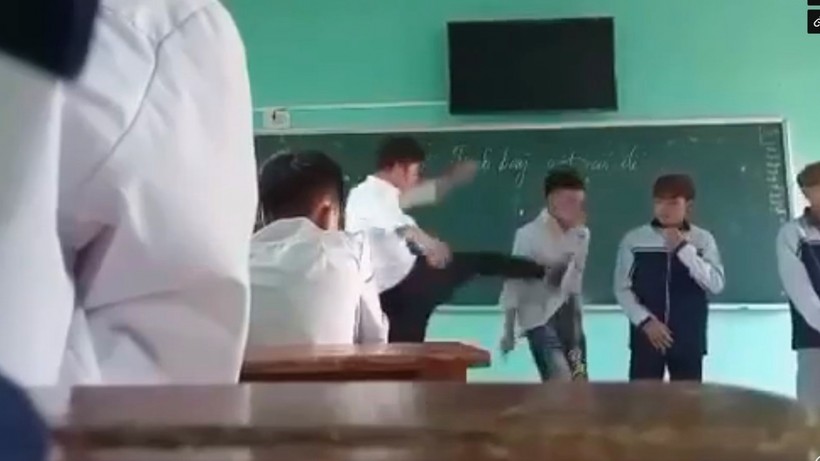Thầy giáo ở Bắc Giang đấm đá học sinh ngay trên bục giảng. (Ảnh cắt từ clip).