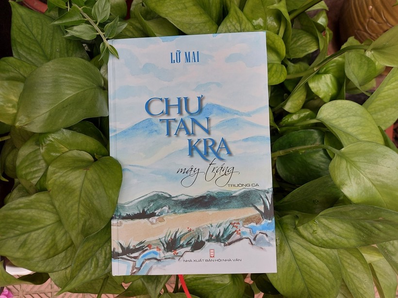 Bìa cuốn trường ca “Chư Tan Kra mây trắng”.
