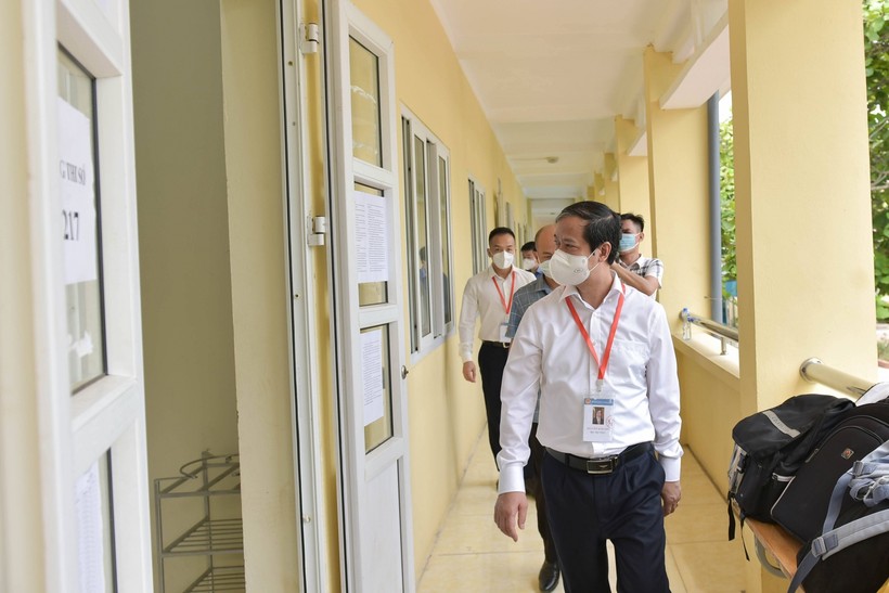 Bộ trưởng Nguyễn Kim Sơn và đoàn kiểm tra công tác thi tại Điểm thi Trường THPT Kỳ Sơn (Hoà Bình).