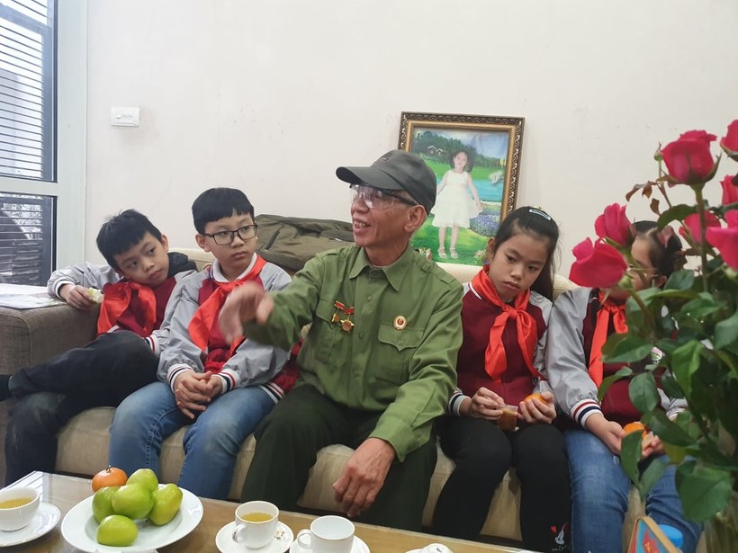 Học sinh Trường Tiểu học Đông Thái thăm và tặng quà cán bộ lão thành cách mạng. (Ảnh: NVCC)