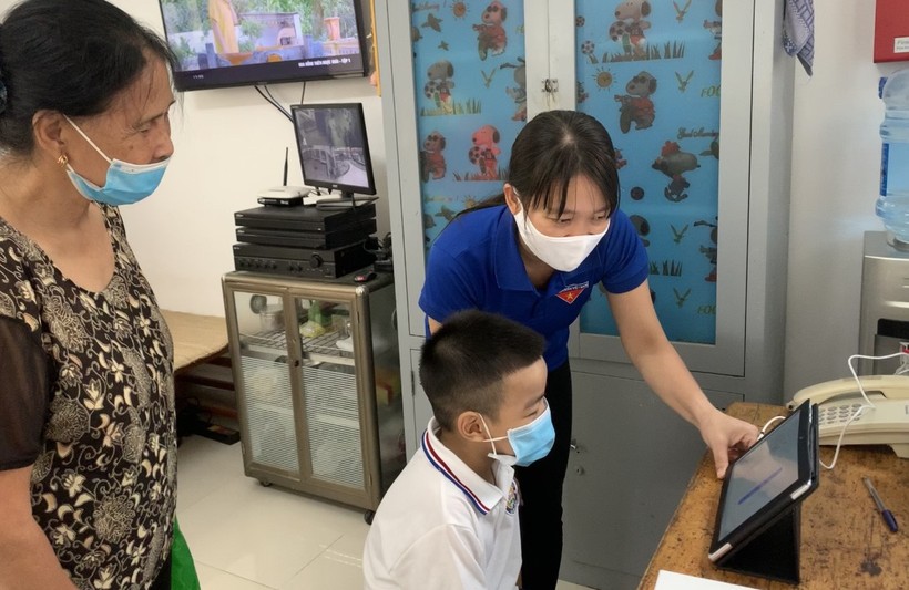 Trước thềm năm học mới, các trường tại Hà Nội đã quan tâm rà soát đối tượng học sinh khó khăn về thiết bị học tập online. (Ảnh tư liệu)