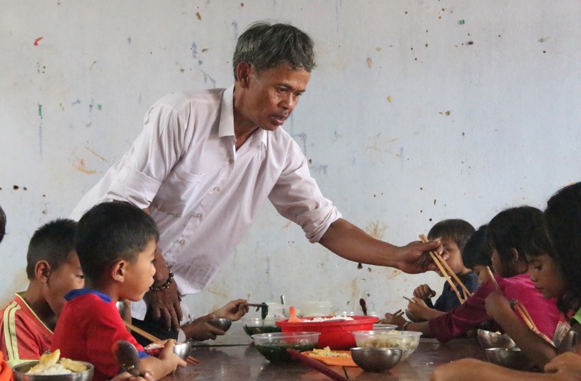 Thầy A Phiên chăm lo từng bữa ăn, giấc ngủ cho học trò. Ảnh tư liệu
