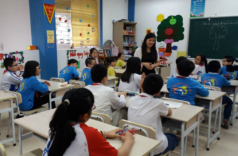 TS Vũ Thu Hương trong một buổi dạy Kỹ năng sống cho học sinh Hà Nội khi chưa bùng dịch. (Ảnh tư liệu)