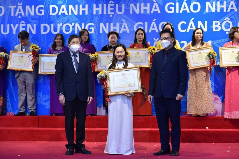 Cô Nguyễn Thị Duyên – giáo viên Trường THPT Nguyễn Du, Nghi Xuân, Hà Tĩnh nhận Bằng khen của Bộ GD&ĐT.