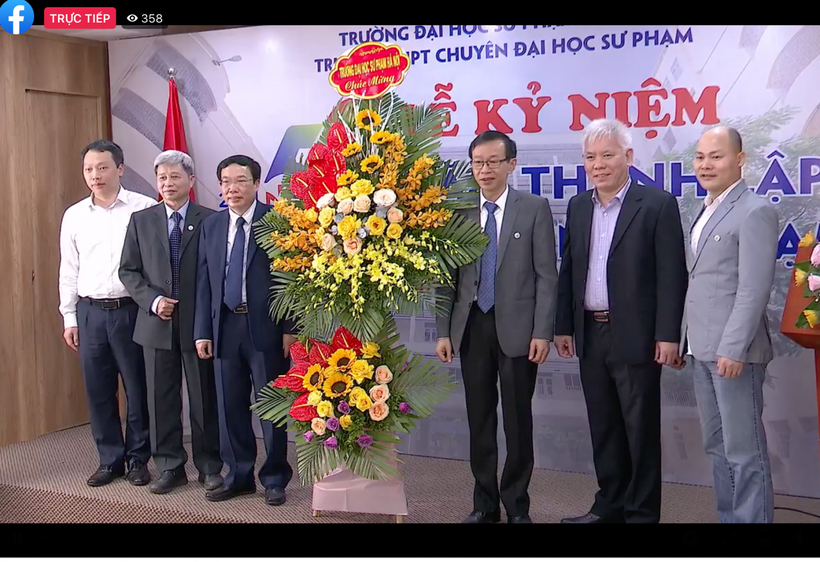 GS. TS Nguyễn Văn Minh tặng hoa chúc mừng các thế hệ lãnh đạo Trường THPT Chuyên Đại học Sư phạm.