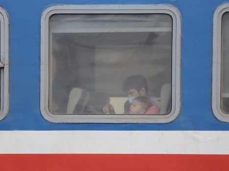 Seek help – Tác phẩm gây xúc động với hình ảnh hai cha con đang cùng nhau về nhà trên chuyến tàu muộn.